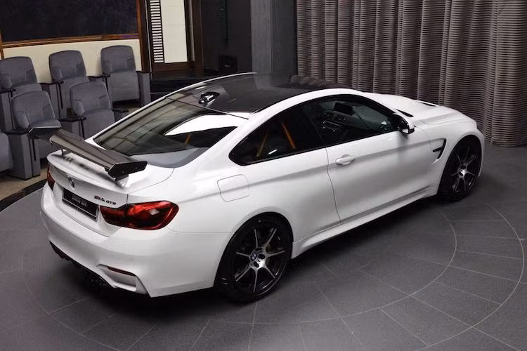 Xe chỉ mất 3,8 giây để tăng tốc từ 0-100 km/h trước khi đặt tốc độ tối đa 305 km/h. BMW cho biết rằng hãng sẽ chỉ sản xuất với số lượng 700 chiếc M4 GTS trên toàn cầu, trong đó 300 chiếc dành cho thị trường Mỹ.