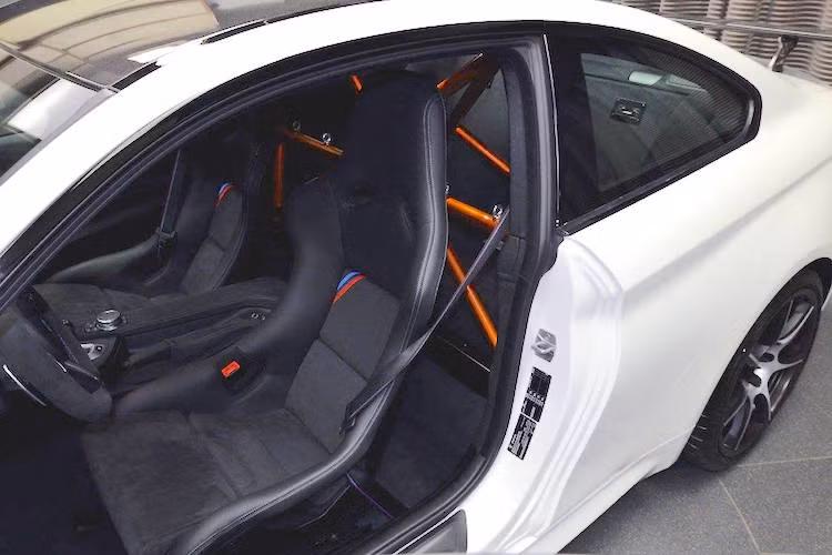 Hàng ghế trước được trang bị những chiếc ghế thể thao, khung xương bằng sợi carbon. Hàng ghế sau bị loại bỏ, thay vào đó là bộ khung thép gia cường. Cùng với mui bằng sợi carbon, trọng lượng của xe đã được giảm tới 80 kg so với M4 thường.