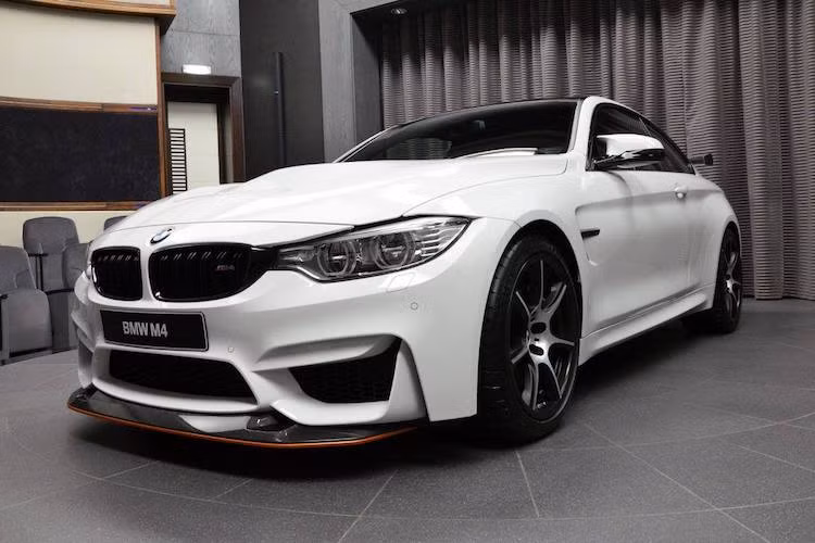 Dựa trên mẫu xe thể thao M4, BMW 4 GTS hoàn toàn mới được BMW gọi là chiếc xe sản xuất hàng loạt nhanh nhất mà hãng từng tạo ra. So với M4 thường, BMW M4 GTS được trang bị bộ bodykit không có nhiều điểm khác biệt. Thay vì màu xám mờ truyền thống của dòng xe này, chiếc M4 GTS của đại lý Abu Dhabi vừa nhập về có màu trắng Alpine White.