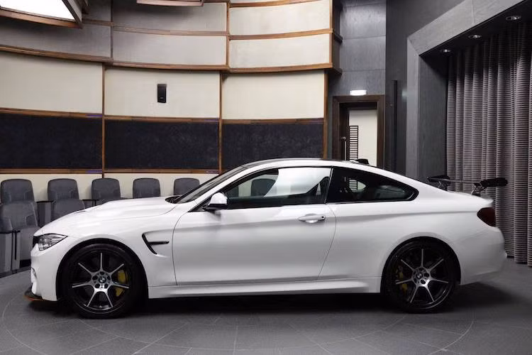 Hai bên thân xe không có sự thay đổi nào. Khoảng sáng gầm xe của M4 GTS đã được hạ thấp hơn so với M4 nhờ có hệ thống treo M coilover đặc biệt, điều chỉnh 3 cấp độ. Ẩn phía sau bộ mâm là hệ thống phanh gốm carbon hiệu năng cao.