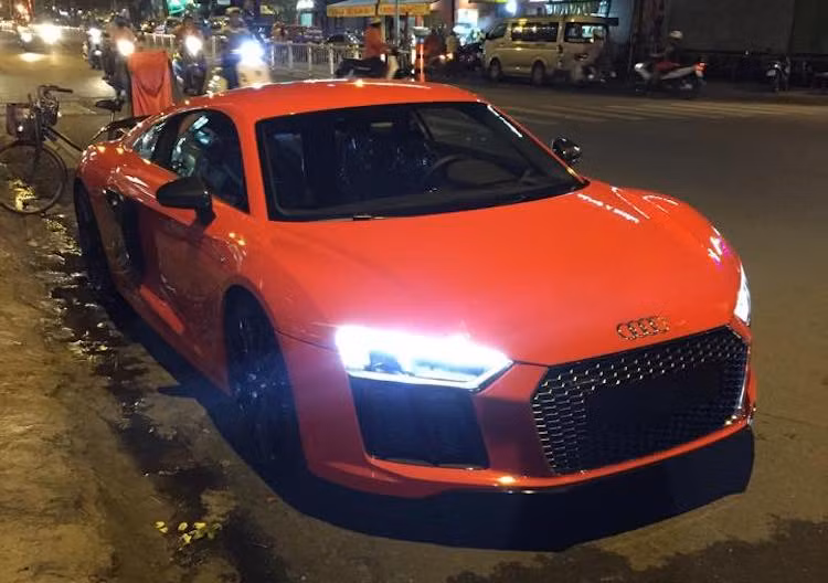 Chiếc R8 vừa được Phan Thành "tậu" có màu đỏ và thuộc phiên bản V10 Plus bản cao cấp nhất, với hiệu năng vượt trội hơn so với bản thường dù vẫn sử dụng chung hệ động lực. Tại Việt Nam hiện nay, đã có ít nhất 5 chiếc R8 thế hệ mới, trong đó có 1 chiếc màu đen, 1 màu vàng và 2 chiếc nữa có màu đỏ giống như xe Phan Thành.