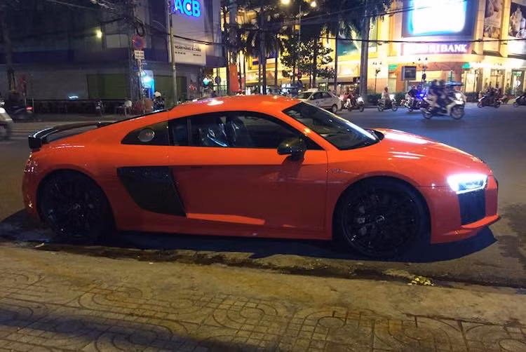 Nếu như không được báo trước, nhiều người có thể nhầm R8 mới là một phiên bản "facelift" của thế hệ cũ nếu chỉ nhìn qua, với những đường vát dứt khoát và sắc sảo. Một trong những điểm phân biệt dễ dàng nhất giữa R8 Plus với R8 thường đó là cánh đuôi "gắn chết" phía sau đuôi xe bằng sợi carbon.