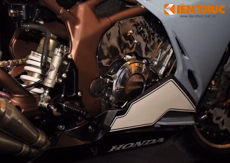 Phiên bản độ này vẫn giữ nguyên động cơ 2 xi-lanh thẳng hàng 249,7 cc DOHC 8 van hoàn toàn mới, làm mát bằng chất lỏng kèm quạt gió. Hiện tại, Honda chưa công bố các thông số kỹ thuật chi tiết về sức mạnh của động cơ trên CBR250RR, hãng chỉ cho biết rằng mỗi piston có đường kính 62 mm, hành trình xi-lanh 41,4 mm, tỉ số nén 11.5:1 và 6 cấp số.