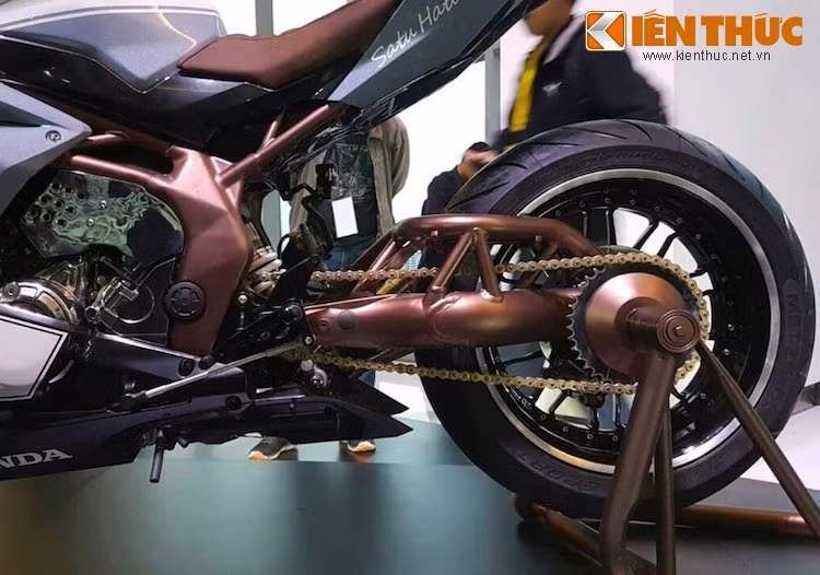 Chi tiết ấn tượng nhất của bản độ này đó là "dàn chân" phía sau đã được thay thế bằng bộ gắp đơn từ thép ống, kèm mâm nhiều cánh "hàng thửa" với lốp Metzeler bản rộng 190/55/17. Bằng việc trưng bày chiếc CBR250RR độ tại lễ ra mắt cùng một loạt phụ tùng nâng cấp khác.