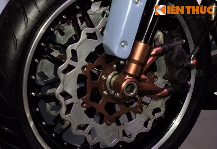 Điểm nổi bật của bản độ này đó là "dàn chân" của chiếc xe đã được nâng cấp "hết bài. Trong đó, bánh trước sử dụng mâm CNC 3 bảnh với thiết kế nhiều cánh và lòng mâm sơn đen. Hệ thống phuộc trước nguyên bản của CBR250RR vốn đã có dạng USD nhưng vẫn được thay thế bởi cặp phuộc Showa mới để lắp hệ thống phanh đĩa kép vớ 2 heo Tokico bắt dọc.