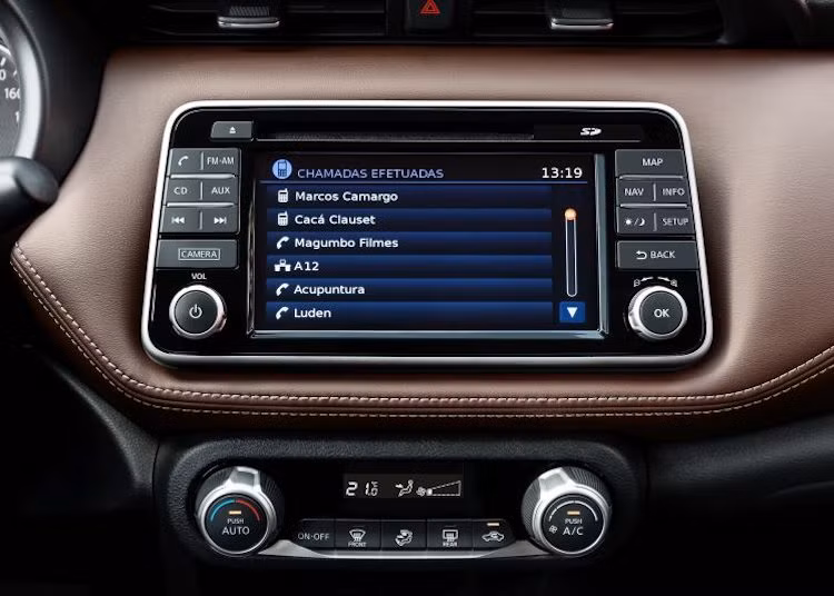 Những điểm nhấn trong cabin của Kicks bao gồm vô-lăng vát đáy như xe thể thao với đầy đủ các phím điều khiển, hệ thống thông tin giải trí với màn hình cảm ứng 7 inch, kết nối smartphone, ổ cắm điện 12V kèm cổng USB và jack AUX nằm trong hộc chứa đồ ở bệ trung tâm.