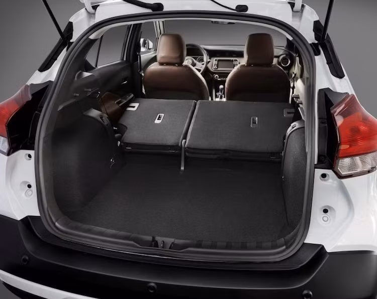 Với thể tích khoang hành lý đạt 383 lít, Nissan Kicks cũng sở hữu cốp xe rộng vào hàng bậc nhất trong phân khúc. Hàng ghế sau của xe có thể gập 60/40 để gia tăng thể tích khoang hành lý, dù không thể gập phẳng hoàn toàn xuống sàn xe.