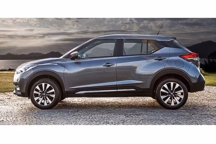 Theo Nissan, hãng đã nhấn mạnh tới 2 yếu tố là "chất lượng" và "tính tương lai" khi thiết kế Kicks. Điểm nhấn của chiếc xe đó là lưới tản nhiệt hình thang lớn, với viền chrome hình chữ V đặc trưng của Nissan. Hai bên lưới tản nhiệt là cặp đèn pha với những dải LED ban ngày hiện đại.