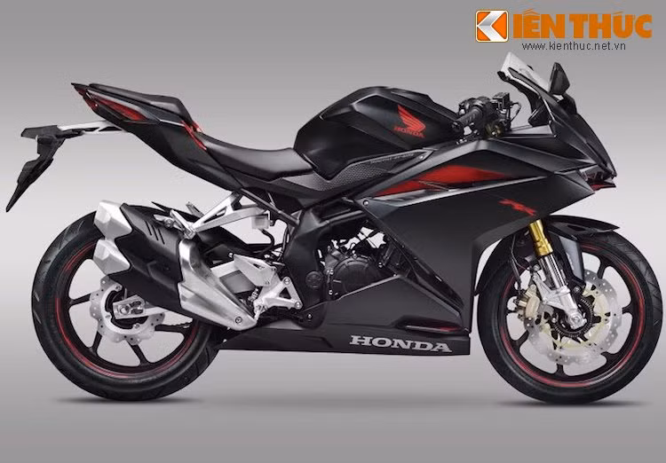 CBR250RR thế hệ mới có chiều dài 2060 mm, rộng 724 mm, cao 1098 mm và có độ dài trục cơ sở 1389 mm. Khoảng sáng gầm của xe là 145 mm trong khi chiều cao yên tính tới mặt đất cao hơn 10 mm so với đối thủ R25, đạt 790 mm. Giống như 2 đối thủ còn lại, xe cũng sử dụng lốp trước 110/70/17 và lốp sau 140/70/17, lắp xung quanh cặp vành 7 cánh xoắn có thiết kế khá giống vành "hàng hiệu" Marchesini Genesi M7RS.