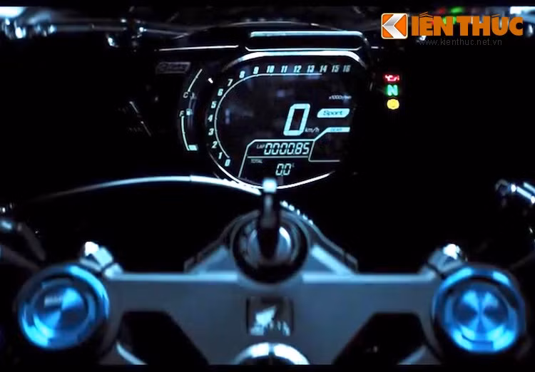 "Sinh sau đẻ muộn" so với các đối thủ, CBR250RR cũng cung cấp nhiều tính năng vượt trội hơn hẳn. Đầu tiên, chiếc xe có phiên bản được trang bị phanh ABS cho cả 2 bánh. Tiếp theo và đặc biệt nhất, nhờ có bướm ga điện tử (ride-by-wire), Honda đã có thể tích hợp cho CBR250RR hệ thống lái 3 chế độ như những mẫu xe phân khối lớn cấp cao hơn.