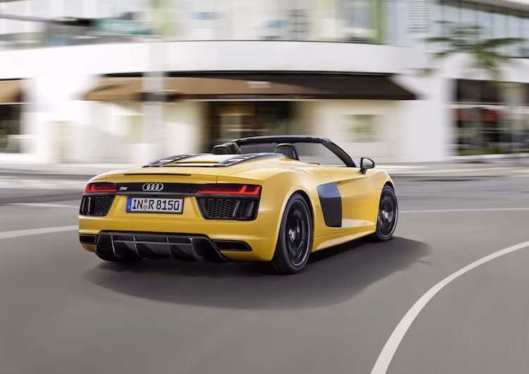 So với R8 Spyder cũ, chiếc xe mới nhẹ hơn tới 113 kg trong khi có thân xe cứng hơn tới 50%. Để làm được điều này, Audi đã gia cường khung xe ở các vị trí như bệ cửa, cột A và kính chắn gió bằng các vật liệu nhẹ như nhôm hay sợi carbon.