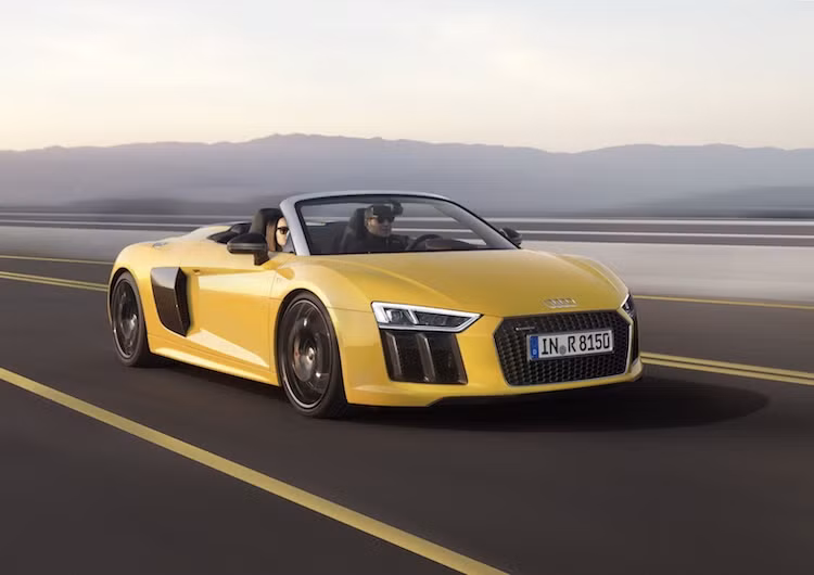 Dựa trên thế hệ R8 mới nhất, Audi R8 Spyder mới sở hữu kiểu dáng tương tự với các chi tiết thiết kế sắc sảo hơn. Điểm khác biệt lớn nhất của chiếc xe nằm ở phần đuôi với nắp che mui gập kín, thay vì nắp kính trong suốt trên phiên bản R8 Coupe. Tuy nhiên nắp này có thiết kế rất giống với R8 Spyder thế hệ trước.