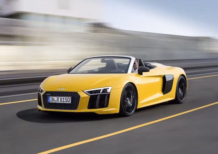 Giống như R8 Coupe, R8 Spyder được trang bị động cơ V10 5.2l nạp khí tự nhiên có nguồn gốc từ Lamborghini Huracan. Tuy nhiên trái với những dự đoán ban đầu, chiếc xe không có phiên bản thể thao Plus mà chỉ có bản thường với công suất 540 mã lực/540 Nm.