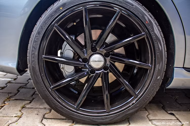 Ngoài ra, không thể không nhắc tới bộ mâm đúc 10 cánh xoắn đơn VPS hợp kim tới từ hãng Vossen nổi tiếng, có kích thước 19 inch và được sơn đen bóng, khiến cho chiếc C300 vừa thanh lịch nhưng cũng rất "ngầu".