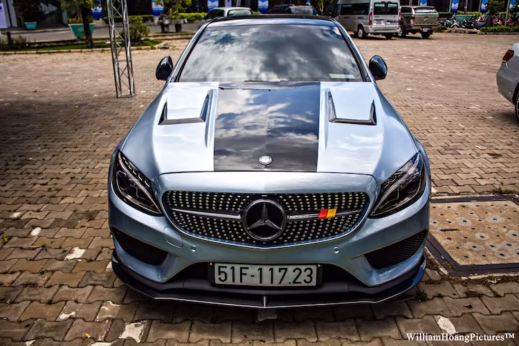 Ở phía trên nắp ca-pô của xe cũng đã được độ lại theo phong cách của chiếc Mercedes C63 AMG với 2 đường gân đặc trưng chạy song song cùng các khe hút gió mới.