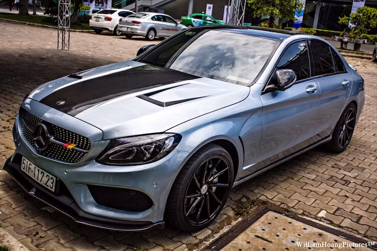 Vốn đã là phiên bản thể thao và cao cấp nhất của C-Class tại Việt Nam, nhưng Mercedes C300 AMG còn trở nên hấp dẫn hơn khi được một người chơi xe tại Sài Gòn nâng cấp ngoại thất với một loạt các trang bị độc đáo.