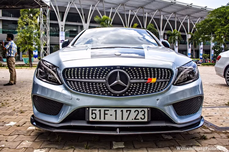 Ở phía trước, cản trước nguyên bản của C300 AMG vẫn được giữ nguyên, chỉ có thay đổi là cánh chia gió mới gắn ở bên dưới cản. Ngoài ra, lưới tản nhiệt 2 thanh ngang nguyên bản cũng đã được chủ xe thay bằng loại lưới gồm các chấm mạ chrome bao quanh ngôi sao 3 cánh Mercedes, tương tự phiên bản C300 Coupe.