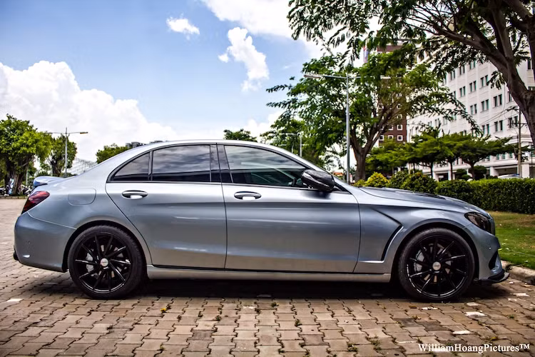 Ở hai bên thân xe, vè trước của C300 cũng đã được những người thợ Việt "trổ" thêm 2 mang tản nhiệt, tương tự một số mẫu Mercedes độ body của hãng nâng cấp ngoại thất xe Nhật Bản Wald International.