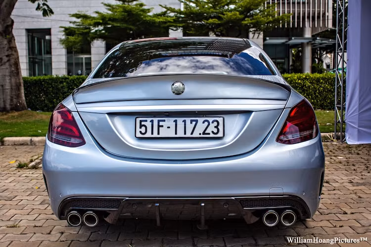 Tại Việt Nam, phiên bản C300 AMG hiện tại đang được trang bị động cơ 2.0l 4 xi-lanh thẳng hàng với công nghệ tăng áp, cho công suất 245 mã lực, kết hợp với hệ dẫn động cầu sau và hộp số 7G-TRONIC Plus.