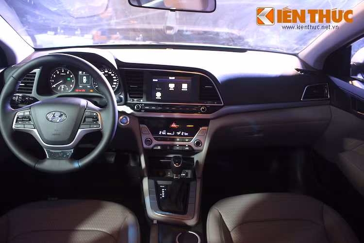 Hyundai Elantra 2016 sở hữu một không gian nội thất tinh tế đầy phong cách với vật liệu da được sử dụng rộng rãi kết hợp cùng những chi tiết bằng kim loại. Nội thất của Elantra tuân thủ theo triết lý thiết kế HMI (Human Machine Interface) của Hyundai với một giao diện người - máy thân thiện, dễ sử dụng và có sự tỉ mỉ đến từng chi tiết trong xe.