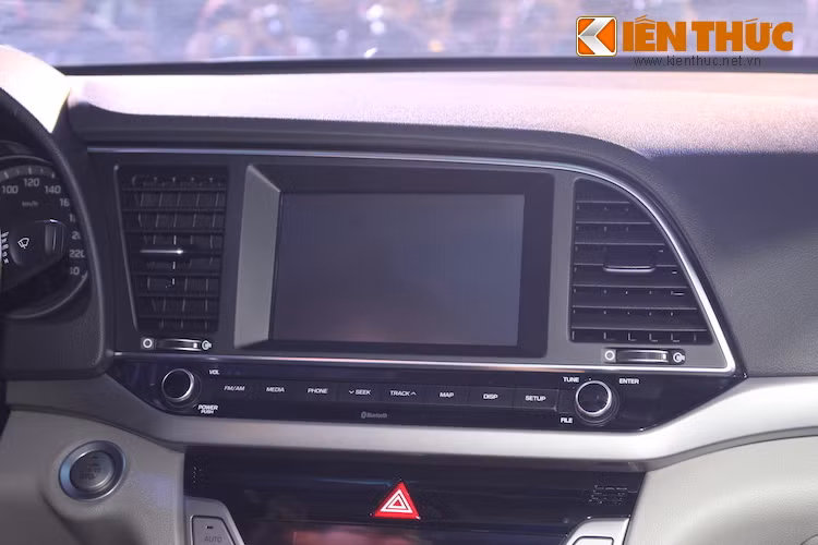 "Điểm nhấn" trên bảng táp-lô là màn hình AVN 7 inch cảm ứng tích hợp camera lùi cùng bản đồ dẫn đường chính hãng dành riêng cho thị trường Việt Nam. Hệ thống giải trí của xe hỗ trợ Mp3/Aux/Usb/Bluetooth/Radio FM với 6 loa chất lượng cao. Elantra 2016 cũng được trang bị cửa sổ trời trên trần xe.
