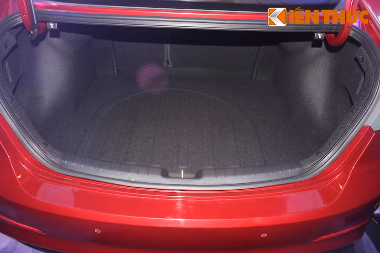 Thể tích khoang hành lý trên Elantra 2016 là 458 lít - lớn hơn 50 lít so với đối thủ Mazda 3 Sedan. Xe có một tiện ích khá hay là nếu cầm chìa khóa và tiến gần tới khoang hành lý, nắp khoang sẽ tự mở khóa để giúp khách hàng dễ chất dỡ hành lý hơn.
