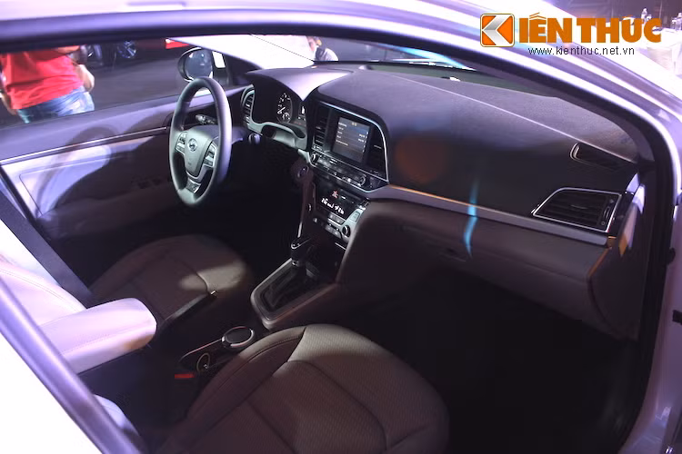 Ghế lái trên Elantra 2016 được trang bị ghế ngồi bọc da cùng chức năng sưởi ghế với các lỗ thoát khí nhỏ và chỉnh điện được 10 hướng. Tuy nhiên, chỉ duy nhất phiên bản 2.0l AT được trang bị các tiện nghi này.