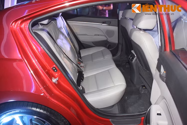 Dù có vòm mui thấp dần về phía sau dạng coupe, nhưng hàng ghế sau của Elantra 2016 vẫn cung cấp không gian khá thoải mái cho đầu gối và đầu hành khách cùng móc ghế trẻ em theo chuẩn ISOFIX được trang bị sẵn. Lưng ghế sau cũng có khả năng gập 60/40 để mở rộng khoang hành lý.