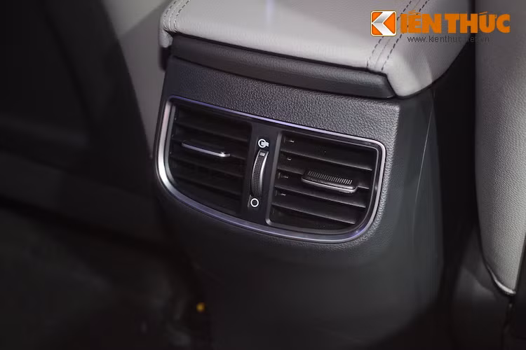 Xe được trang bị hệ thống điều hòa tự động 2 vùng độc lập tích hợp khử ion trên phiên bản 1.6 AT và 2.0 AT cùng cửa gió cho hàng ghế phía sau với khả năng làm mát nhanh và sâu, đem đến không gian dễ chịu cho cả người lái và hành khách.
