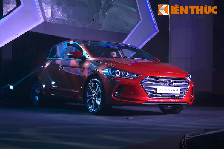 Theo đại diện Hyundai Thành Công, tùy thuộc phản ứng của thị trường mà hãng sẽ có thể giới thiệu thêm phiên bản động cơ tăng áp 1.4l cho xe. Ngoài ra, Elantra 2016 còn có hệ thống lái 3 chế độ lái khác nhau là Eco (tiết kiệm) – Normal (thông thường) – Sport (thể thao). Elantra 2016 cũng là chiếc xe đầu tiên trong phân khúc được trang bị cảm biến áp suất lốp.
