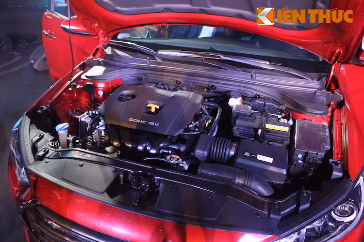 Tại Việt Nam, Elantra 2016 sẽ có 2 phiên bản động cơ xăng nạp khí tự nhiên. Trong đó phiên bản cao cấp nhất sẽ sử dụng động cơ Nu 2.0l 4 xi-lanh (156 mã lực/196 Nm) kết hợp với hộp số tự động 6 cấp. Mức tiêu thụ đo theo TCVN của phiên bản này ở các điều kiện đường cao tốc/thành phố/hỗn hợp lần lượt là 6,68, 10,02 và 7,9 lít xăng/100 km.