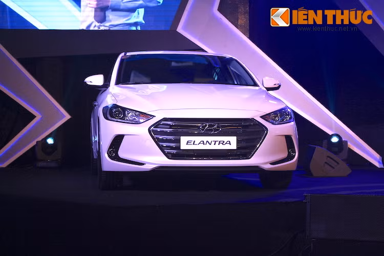 Ở phía trước, Elantra tận dụng tối đa phong cách thiết kế dựa trên các mảng khối hình học. Lưới tản nhiệt lục giác với các thanh nan thưa đặc trưng của Hyundai, cùng với với cặp đèn pha HID tích hợp dải đèn LED chạy ban ngày DRL đem tới cho chiếc xe vẻ thể thao và hiện đại hơn.