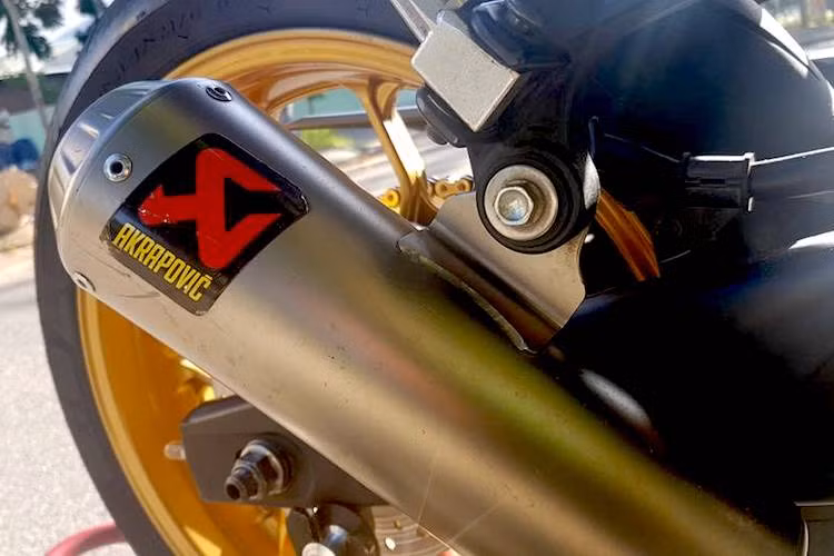 Khối động cơ 320 cc 2 xi-lanh của R3 có công suất tăng rất nhẹ so với xe nguyên bản nhờ có cây pô Akrapovic lon dài full system được trang bị cho xe. Đây cũng là dòng pô được Akrapovic thiết kế riêng cho R3.