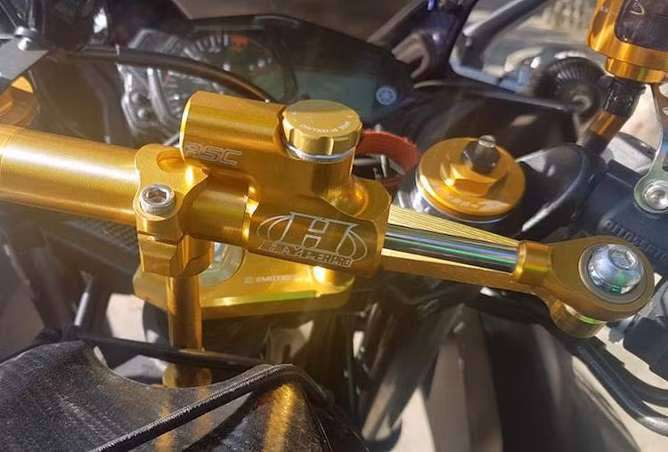 Cặp phuộc trước nguyên bản của R3 vẫn được giữ nguyên, tuy nhiên chủ xe đã hạ thấp phuộc thêm để tạo thế "chúi" về phía trước thể thao cho R3. Cây trợ lực Hyperpro kèm phát nhôm CNC nhuộm vàng khiến xe ổn định hơn ở tốc độ cao.