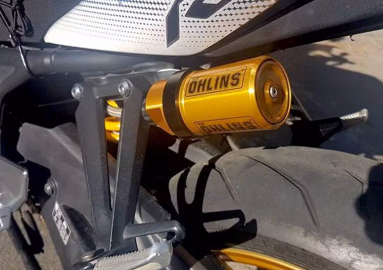 Phuộc monoshock nguyên bản của R3 cũng đã được thay bằng phuộc Ohlins "hàng hiệu" để tăng cảm giác điều khiển cho xe. Bộ lốp Michelin nguyên bản cũng đã được chủ xe nâng cấp với lốp Michelin Power Evo 120/70/17 cho bánh trước và Pirelli Diablo Rosso Corsa II 180/55/17 cho bánh sau.