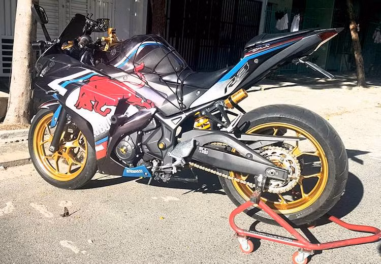 Công cuộc độ R3 bắt đầu từ "dàn ngoài" của xe, khi chủ xe đã dán tem trùm toàn bộ chiếc R3 với thiết kế theo phong cách đội đua Red Bull nổi tiếng tại các giải đua trên Thế giới.