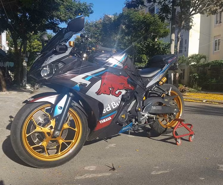  Môtô Yamaha R3 là mẫu xe phân khối lớn duy nhất được Yamaha Việt Nam bán chính thức tại thời điểm này. Với kiểu dáng đẹp mắt, chiếc xe này đã được các biker khá ưa chuộng. Tuy nhiên không bằng lòng với chiếc xe nguyên bản, một biker Đà Nẵng đã "độ kiểng" R3 bằng những phụ kiện độc đáo, khiến chiếc xe trở nên nổi bật hơn.