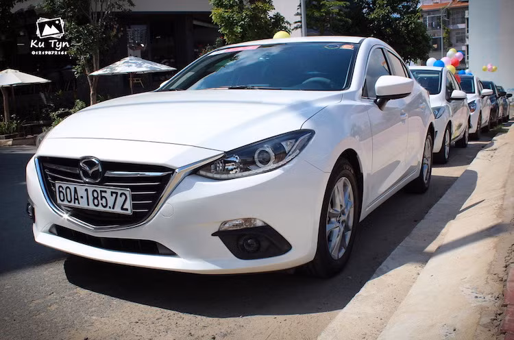 Đa số những chiếc xe trong đoàn đều có màu trắng, chỉ một số ít xe được sơn màu xanh rêu và màu đỏ đặc trưng của Mazda2.