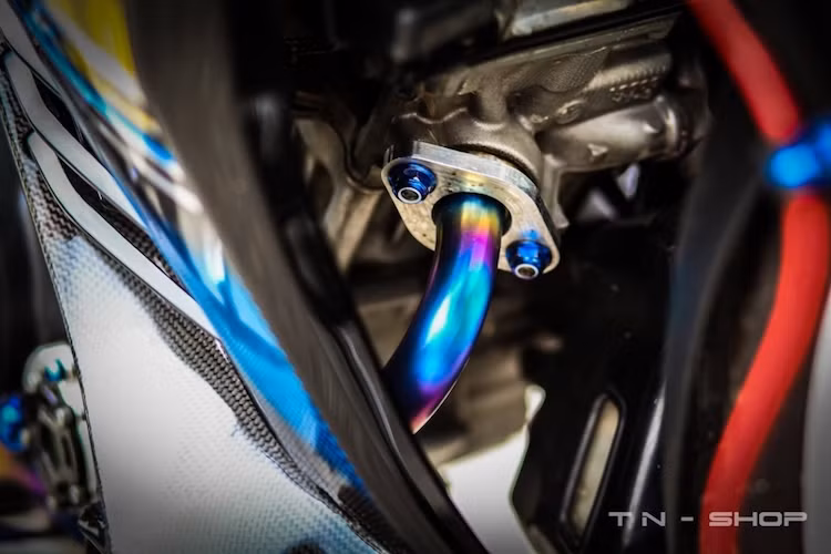 Động cơ 135 cc của xe được giữ nguyên, nhưng có cổ pô cũng được làm lại với chất liệu Titan.