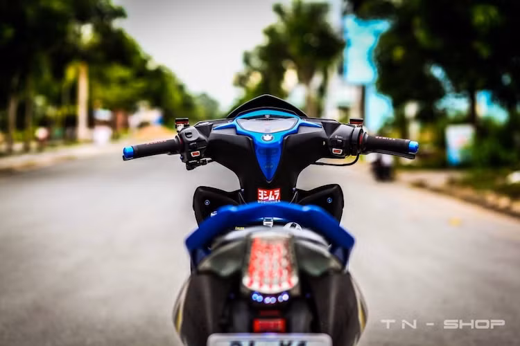 Đèn đuôi led Malay giúp tạo điểm nhấn cho đuôi xe trong khi đồng hồ koso Exciter 2010 độ đã được để báo tua máy chính xác hơn. Để có thể lắp vừa đồng hồ này, dàn mủ khu vực "bàn thờ" của xe đã được chế lại.