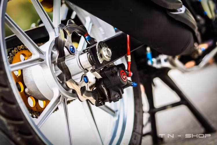 Dàn chân sau được trang bị phuộc Ohlins, heo Brembo . đĩa Galfer cùng Mâm Daytona . Đĩa tải nhôm giúp xe nhẹ nhẹ hơn.