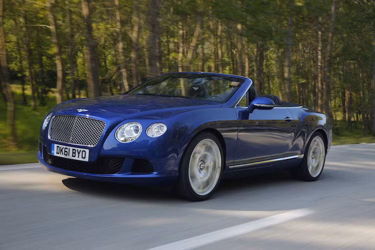 Cũng sử dụng động cơ 12 xi-lanh, nhưng Bentley lại có cách bố trí xi-lanh hình chữ W với 4 hàng xi-lanh. Có dung tích 6 lít và tăng áp kép, động cơ W12 xuất hiện trên các dòng xe từ Continental tới Flying Spur và sắp tới là Bentayga. Ngoài Bentley, Audi cũng sử dụng động cơ W12 trên chiếc A8 cao cấp nhất.