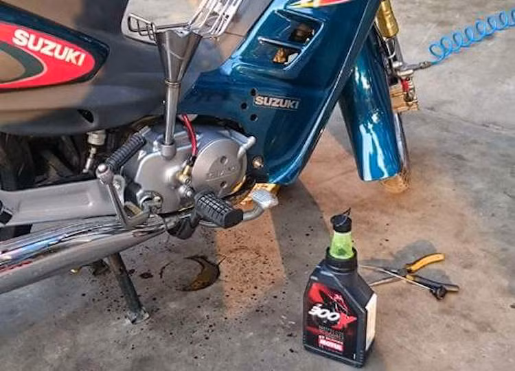 Vốn chỉ được bán ở Việt Nam với phiên bản côn tự động, chiếc Viva đã được chế côn tay sử dụng dầu để đem tới cảm giác lái "nam tính" hơn.