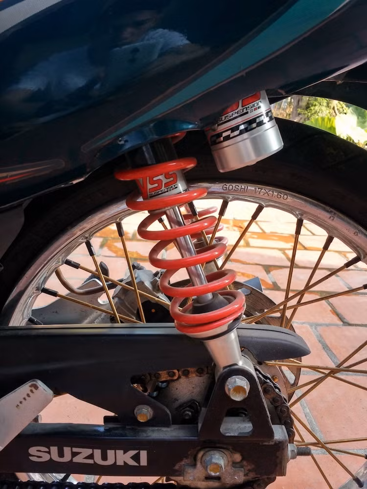 Giống như phuộc trước, phuộc sau của xe cũng được nâng cấp, nhưng sử dụng loại YSS bình dầu rời thay vì Gazi.