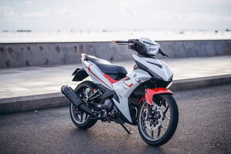 Chủ của chiếc Exciter 150 tại Vũng Tàu này thuộc nhóm thiểu số đó, khi anh đã tập trung nâng cấp "dàn chân" của chiếc xe côn tay cỡ nhỏ, trong khi vẫn giữ lại gần như nguyên bản phần còn lại của xe. "Gốc" của bản độ này là một chiếc Exciter RC 150 2016 với tem đỏ trắng.