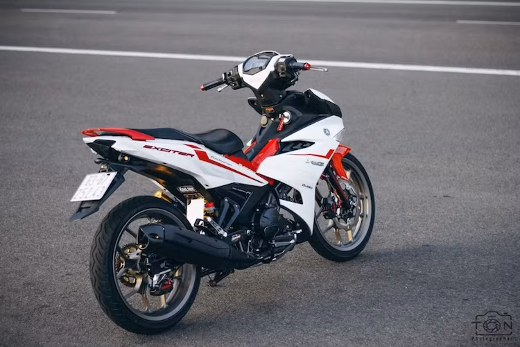 Những điểm nhấn nhỏ như dàn ốc titan Proti bắt ở nhiều chi tiết giúp hoàn hiện bản độ này. Chỉ tập trung chủ yếu vào "dàn chân" - bánh trước sau, nhưng chiếc Yamaha Exciter 150 độ của biker Vũng Tàu vẫn tạo được ấn tượng đặc biệt vì sự đơn giản nhưng hiệu quả của mình.