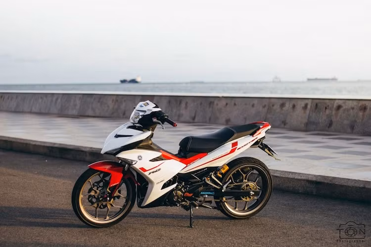 Ở dạng nguyên bản, Yamaha Exciter 150 vốn đã được trang bị cặp bánh rất hấp dẫn với mâm sau bản lớn kèm lốp 120/70/17. Tuy nhiên chiếc xe vẫn liên tục được độ lại "dàn chân" để trở nên hấp dẫn hơn. Đã có nhiều biker tại Việt Nam liên tục tìm cách nâng bánh xe lên bản lớn hơn, tuy nhiên rất ít người làm điều ngược lại.