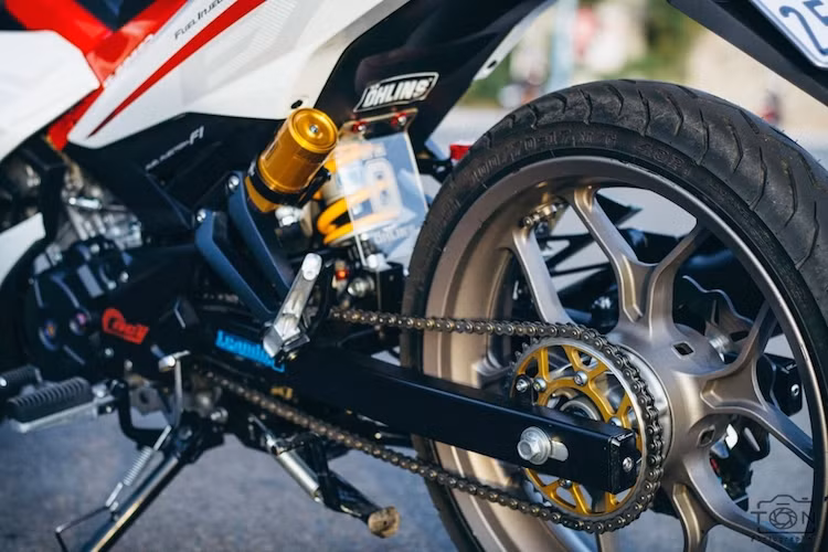 Hệ truyền động của xe cũng đã được nâng cấp với đĩa xích sau nhôm CNC đẹp mắt kèm sên với mắt có bề rộng 7 mm, khiến sức mạnh động cơ được truyền tới bánh sau êm hơn.