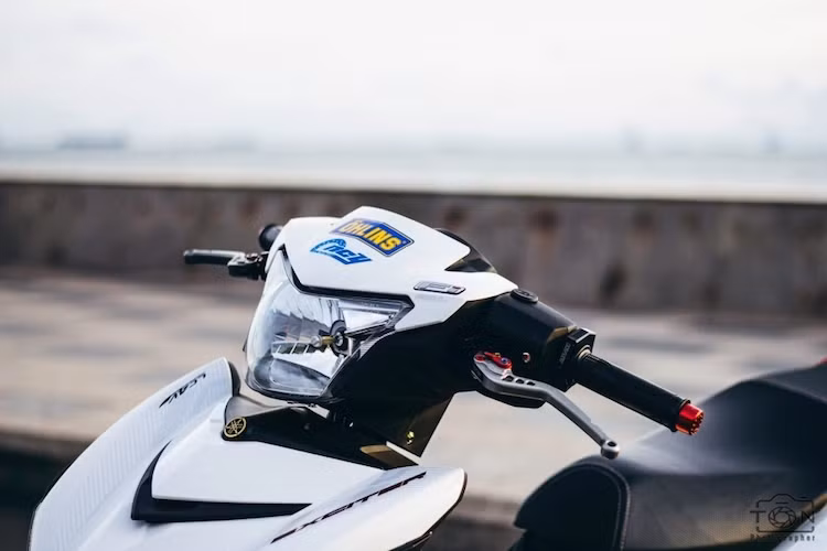 Ở phía trên tay lái của Exciter là một số món đồ chơi nhẹ nhàng như cặp tay phanh/côn của CRG và cùm công tắc cùng cùm ga của Daytona.