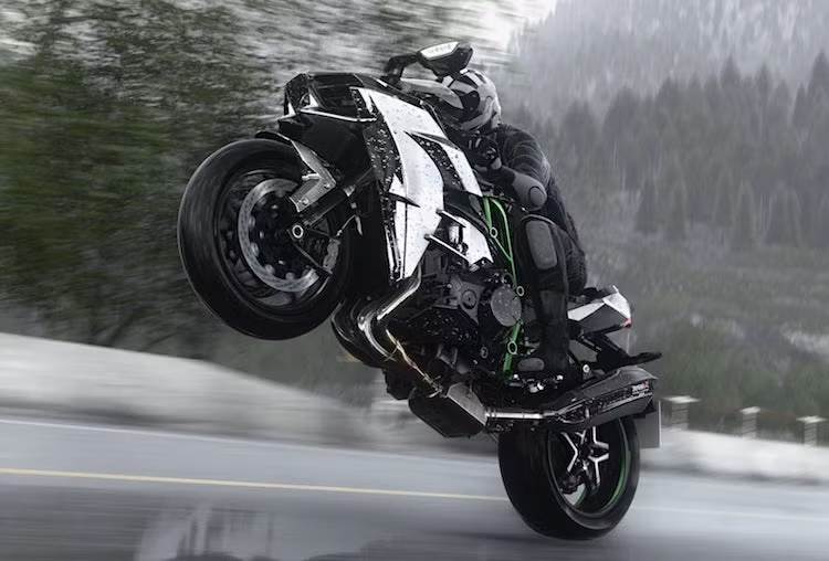 Dù các công nghệ nạp khí cưỡng bức đã được ứng dụng trên xe máy từ thập niên 80, tuy nhiên Kawasaki lại là hãng đầu tiên thành công trong Thế kỷ 21 với chiếc H2 và phiên bản đua của nó là H2R sử dụng động cơ siêu nạp. Cung cấp sức mạnh cho xe là khối động cơ 4 xi-lanh 998 cc làm mát bằng nước, kết hợp cùng một bộ siêu nạp được cung cấp bởi công ty công nghiệp nặng Kawasaki.